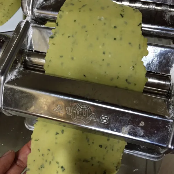 Lalu gilas satu per satu adonan tadi menggunakan ampia (gilingan mie), gilas dari no.1 sampai no.7. Saat gilas di no.1 gilas berulang-ulang ya sambil adonan dirapikan ya supaya mudah & rapi saat memotongnya.