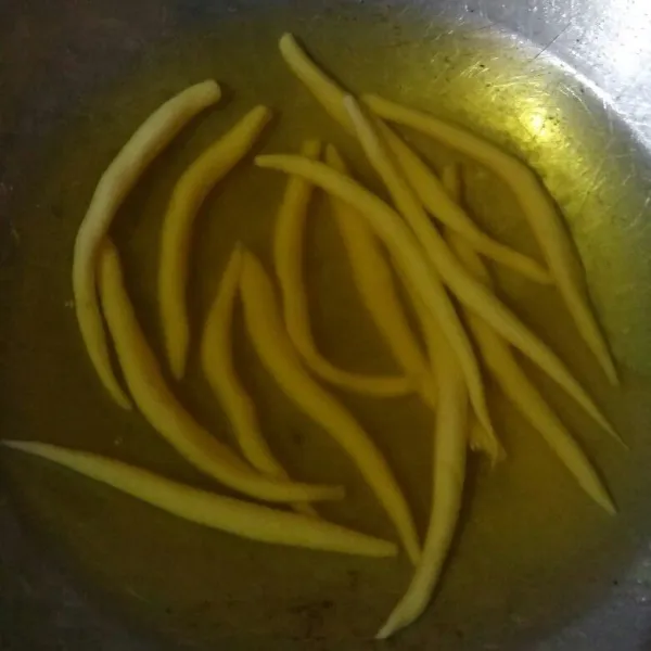 Setelah adonan cukup nyalakan api kecil, setelah adonan mulai mengembang besarkan sedikit apinya, aduk-aduk hingga rata. Setelah matang angkat dan tiriskan di tissue dapur kemudian. Setelah dingin simpan diwadah kedap udara .