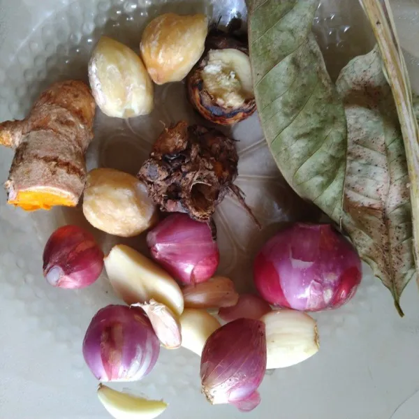 Siapkan bumbu lalu ulek, geprek lengkuas dan serai.