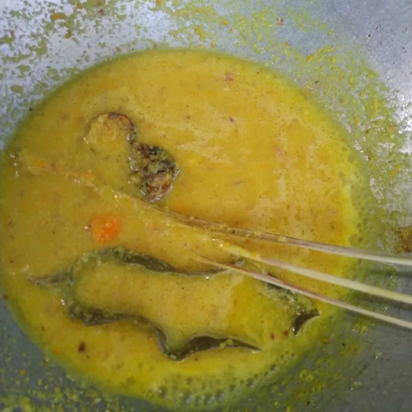 Tumis bumbu hingga harum, tambahkan air sedikit.