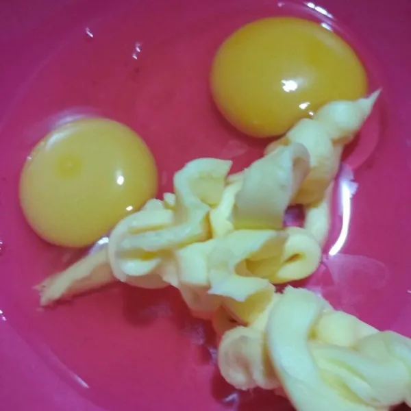 Kocok telur dan mentega hingga rata.