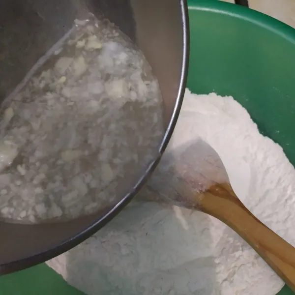 Setelah mendidih, masukkan kedalam campuran tepung terigu dan tepung sagu.