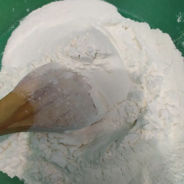 Membuat cilok : campur tepung terigu dan tepung sagu.