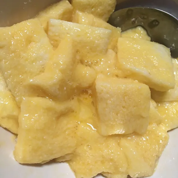 Pastikan roti dan telur tercampur merata.
