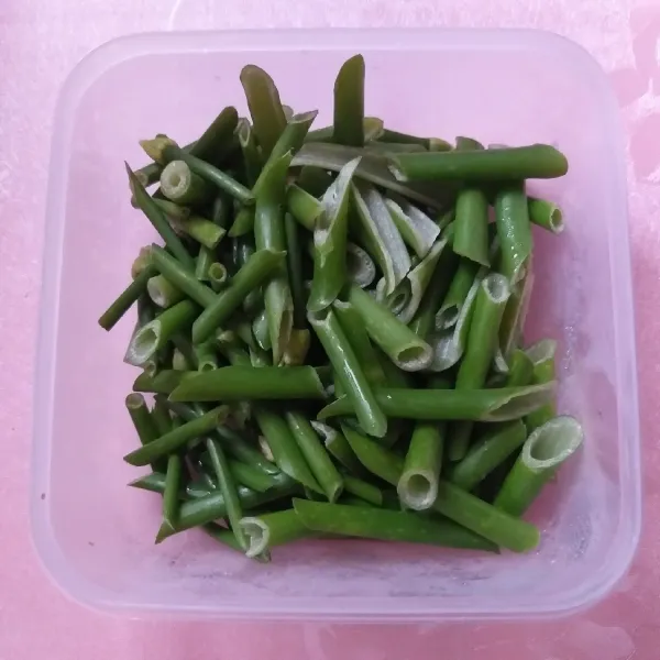 Cuci kembang bawang kemudian potong-potong. Siapkan juga tahu sutera dan potong dadu, sisihkan.