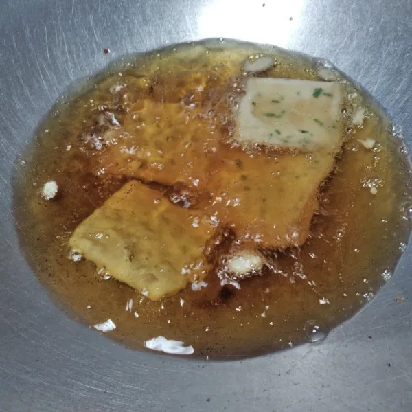 Panaskan minyak goreng tempe hingga kuning keemasan salah satu sisinya balik dan masak kembali hingga matang.