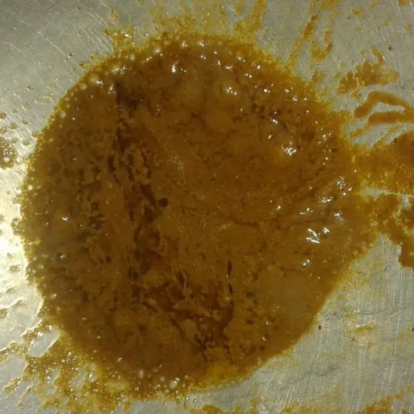 Panaskan minyak dalam wajan lalu tumis bumbu halus sampai harum.