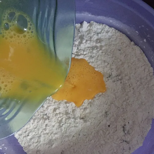 Masukkan telur yang sudah dikocok lepas.