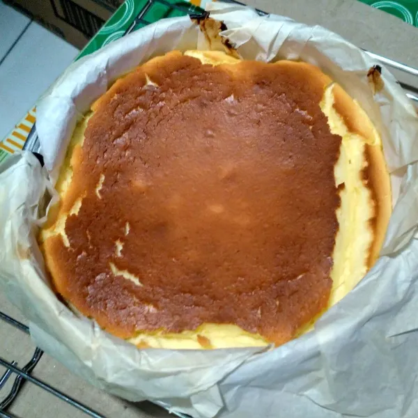Jika sudah matang, dinginkan di cooling rack.
