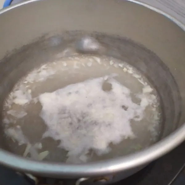 Campur air dengan bawang putih yg sudah dihaluskan, garam, dan kaldu bubuk. Didihkan.