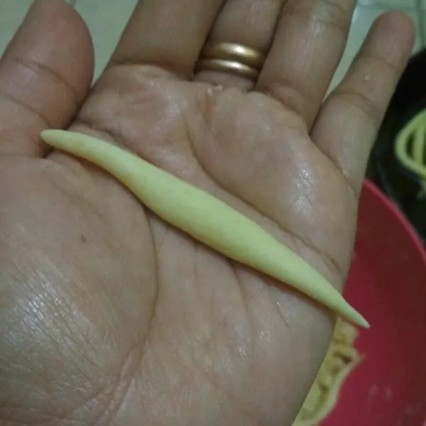 Ambil secukupnya adonan kemudian plintir adonan menggunakan dua telapak tangan langsung taruh adonan di minyak dingin.