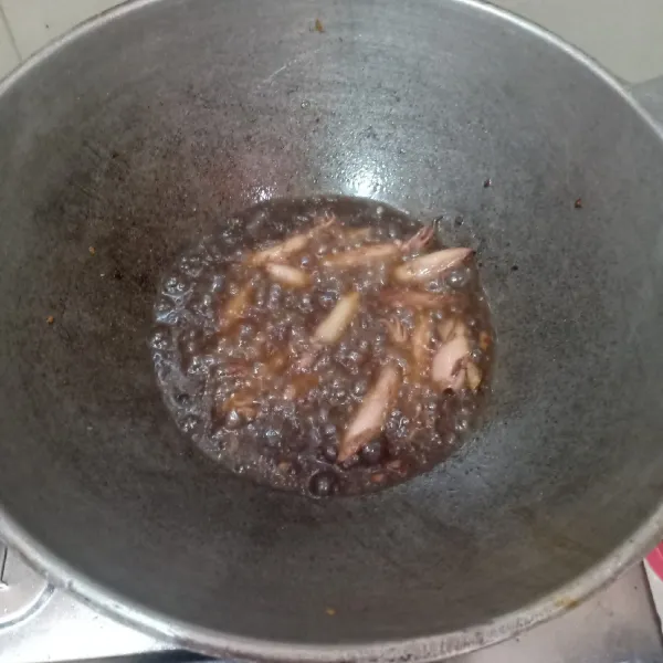 Panaskan minyak lalu goreng asin cumi yang sudah direbus hingga agak kering. Angkat dan tiriskan.