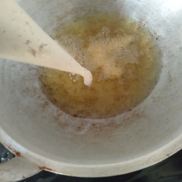 Siapkan minyak panas, semprotkan adonan secara memanjang ke dalam wajan berisi minyak.