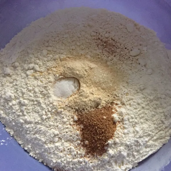 Masukkan semua bahan A kedalam wadah bersih, aduk rata menggunakan whisk balon.