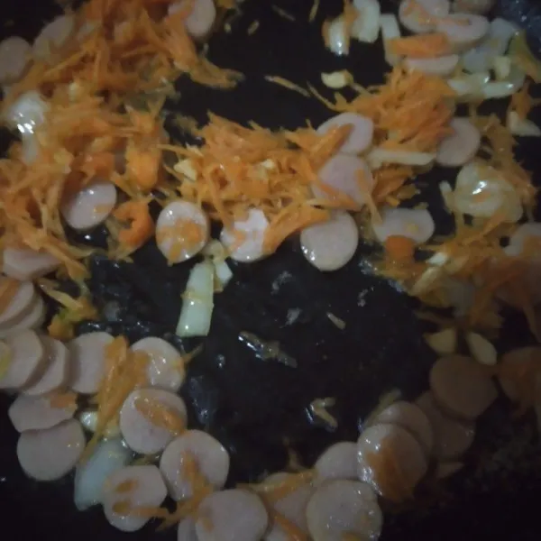 Masukkan sosis dan wortel masak hingga wortel layu.