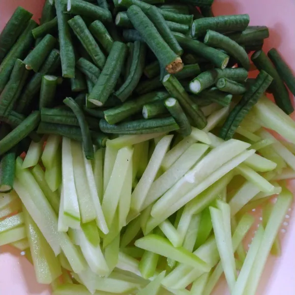 Siapkan sayur lalu potong.