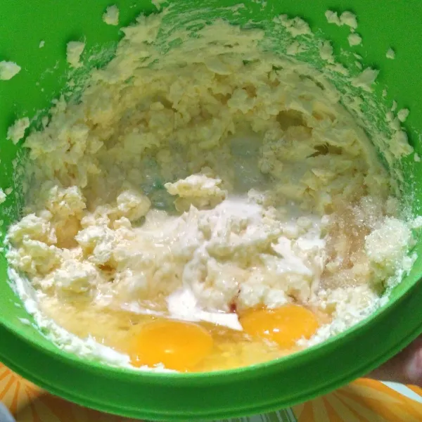 Tambahkan telur, pasta vanilla & perasan jeruk nipis.