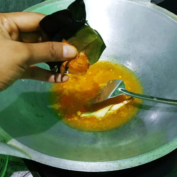 Tumis bumbu halus dengan sedikit minyak, lalu masukan 1/2liter air, gula, garam, penyedap..tunggu sampai matang.
