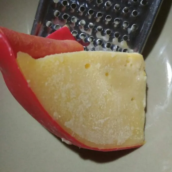 Parut keju edam.