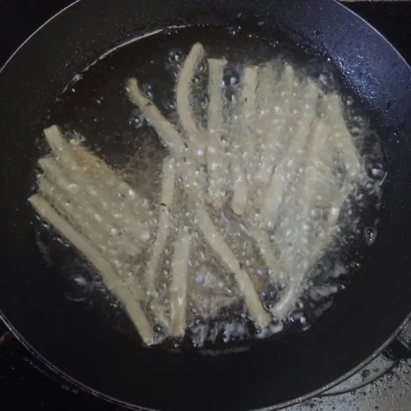 Goreng menggunakan api kecil sampai berwarna kecoklatan.