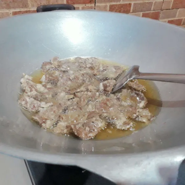 Goreng paru dlm minyak panas api sedang hingga matang & renyah.