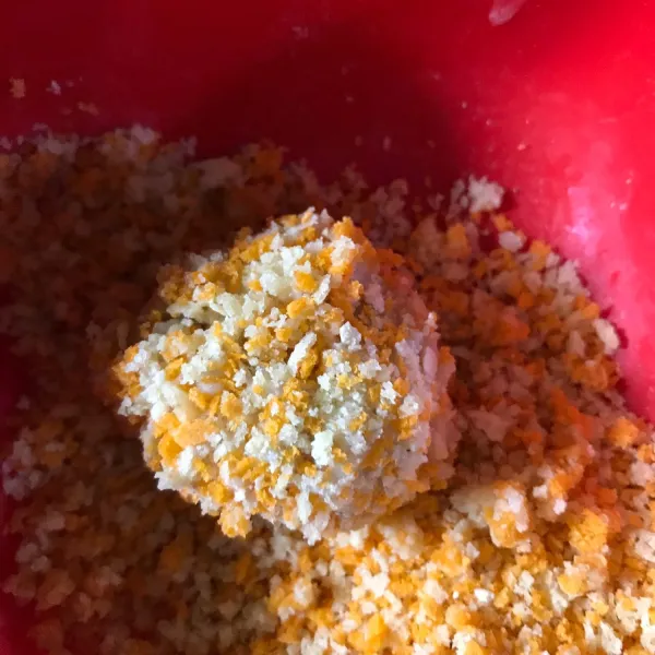 Bentuk bulat adonan, lalu gulingkan dengan tepung panir.