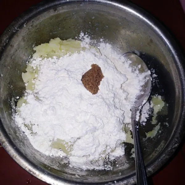 Tambahkan kaldu bubuk dan tepung terigu. Aduk hingga rata.