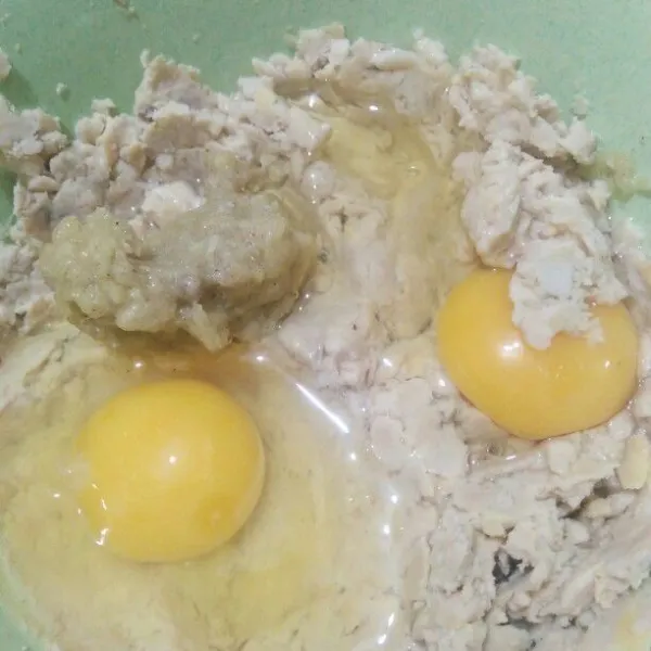 Campurkan dalam 1 wadah, bumbu halus, telur, garam, lada, dan kaldu bubuk. Aduk rata hingga tercampur semua.