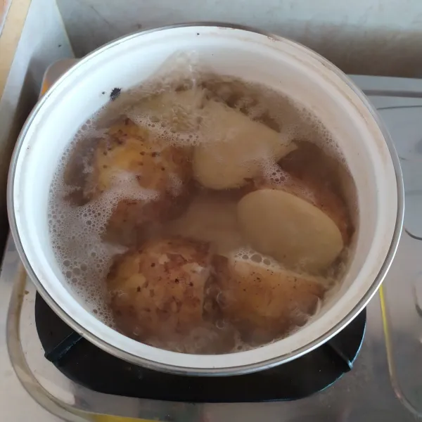 Cuci bersih kentang lalu rebus hingga lunak, angkat lalu dinginkan.