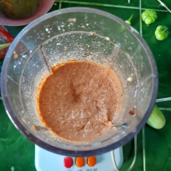 Haluskan sampai bumbu kacang benar benar halus beri sedikit air agar mudah di blender. Setelah halus tambahkan kecap dan saus, sajikan bersama dengan cilok ayam.