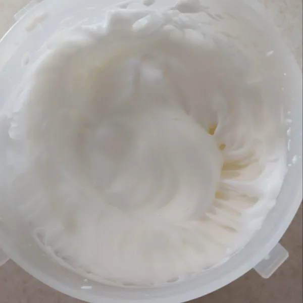 Mixer Putin telur bersama cream of tartar/air lemon hingga kental putih kemudian matikan mixer.