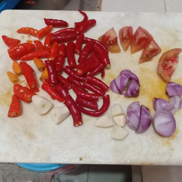 Potong cabe merah keriting, cabe rawit, bawang merah, bawang putih dan tomat.