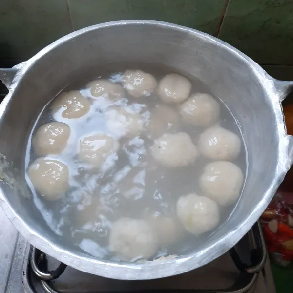 Bulat bulatkan adonan lalu rebus dengan air mendidih biarkan sampai cilok mengapung, setelah matang tiriskan.