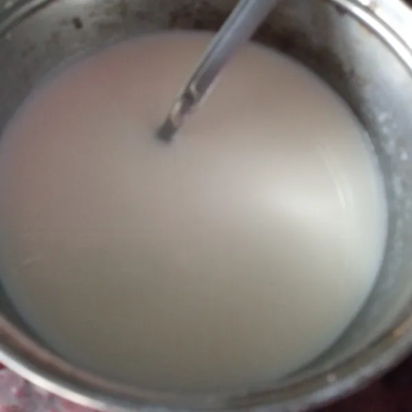 Campur semua bahan lapisan susu menjadi satu kemudian rebus hingga mendidih.