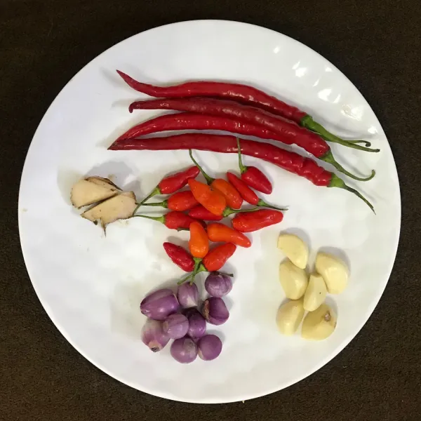 Siapkan bahan yaitu cabe merah besar, cabe rawit, bawang merah, bawang putih dan lengkuas.