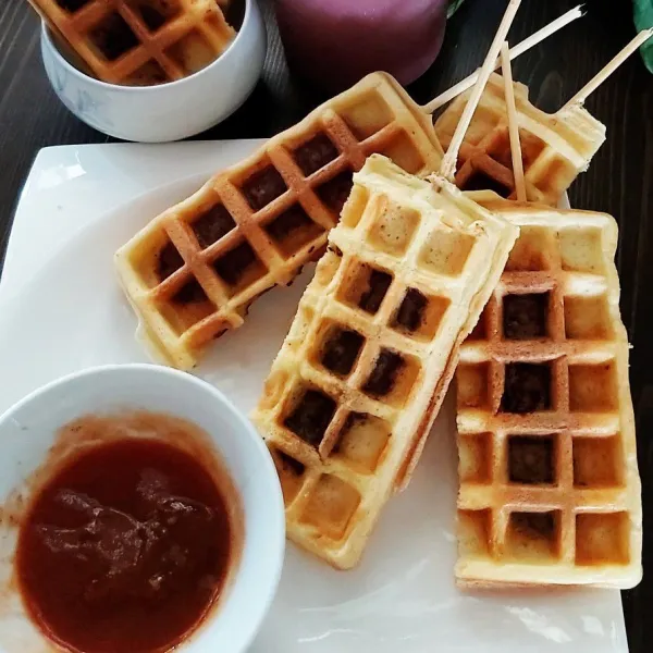 Potong waffle jadi dua, sajikan waffle dengan saus tomat atau saus cabe.