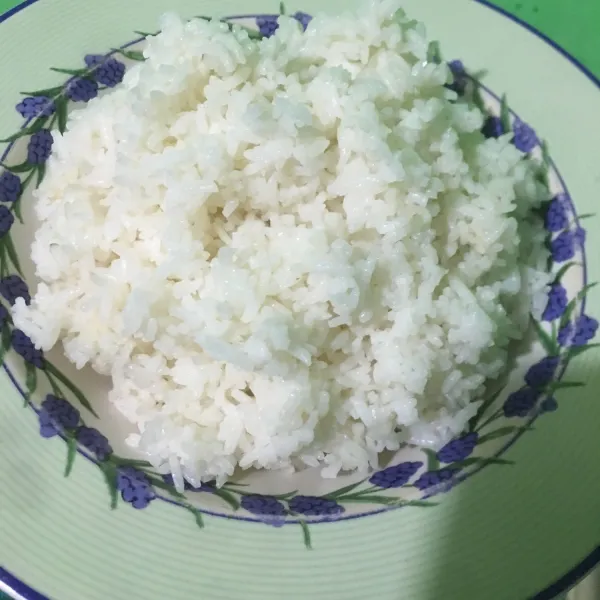 Selagi menunggu sosis dan pentol, siapkan nasi putih secukupnya.