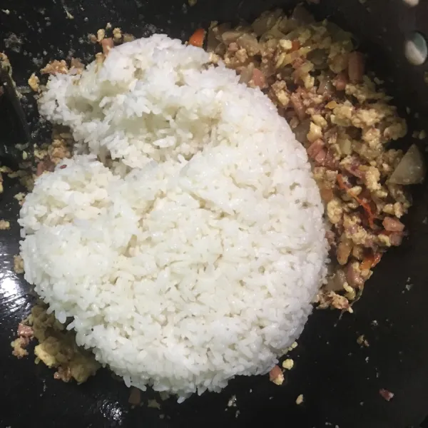Masukkan nasi yang sudah disiapkan, campurkan seluruh bahan yang sudah ditumis hingga merata.