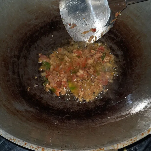 Setelah minyak panas, masukkan bumbu yang sudah di haluskan dan goreng hingga harum