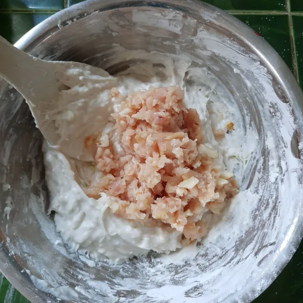 Tambahkan ayam yang telah shopper ke dalam adonan tepung.