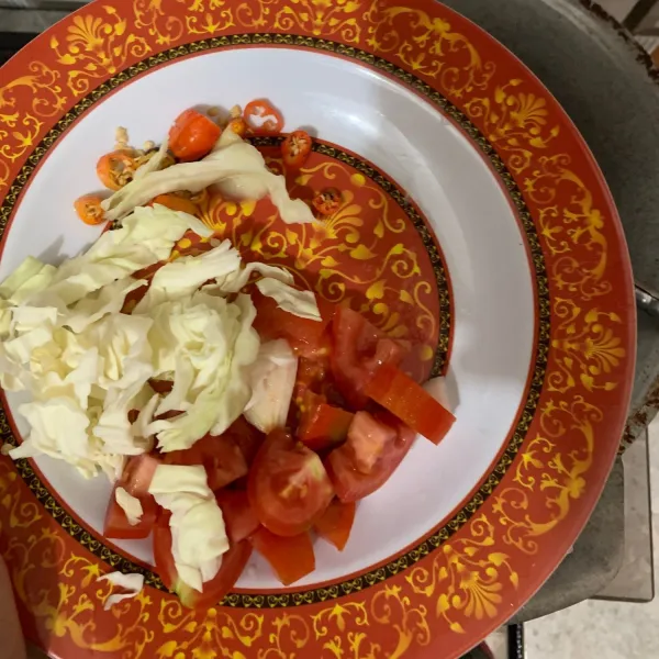 Masukkan tomat, kol, dan cabe merah. Lalu masak hingga matang.