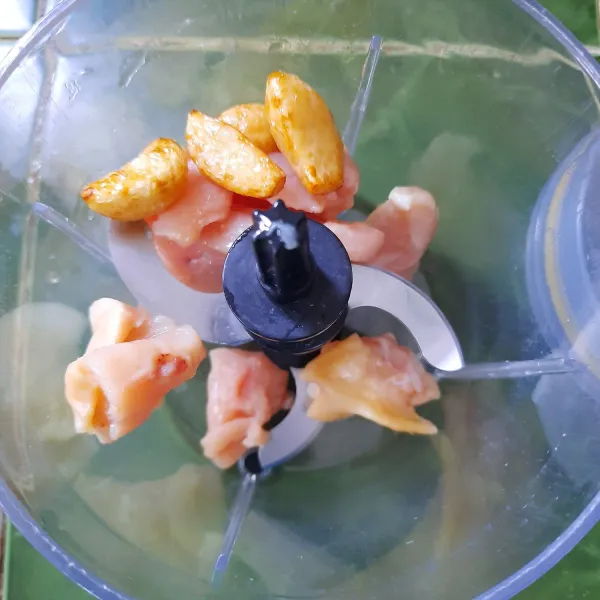 Chopper ayam dan bawang putih goreng.