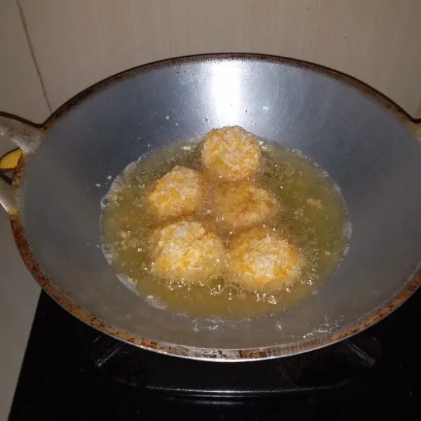 Panaskan minyak goreng. Masukan adonan. Goreng potato biterballen hingga berwarna keemasan. Angkat dan tiriskan.