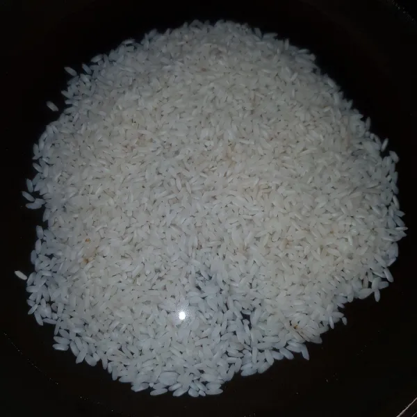 Untuk ketan,rendam beras ketan semalaman,kemudian cuci hingga bersih. Masukkan beras ketan ke dalam panci,kemudian tambahkan secukupnya air  dan masak hingga air nenyusut.