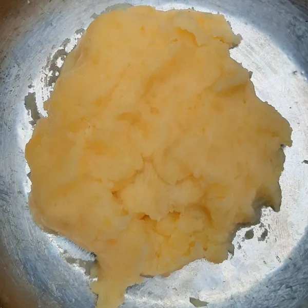 Setelah kentang itu matang dan di kupas, lalu kita tumbuk si kentang tersebut.