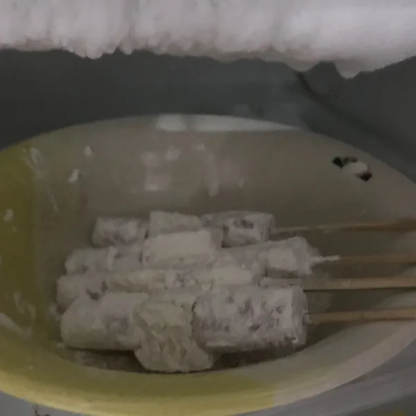 Taburi tusukan sosis dan mozarella dengan tepung terigu (usahakan rata) lalu masukkan dalam kulkas dan tunggu sampai 20 menit.