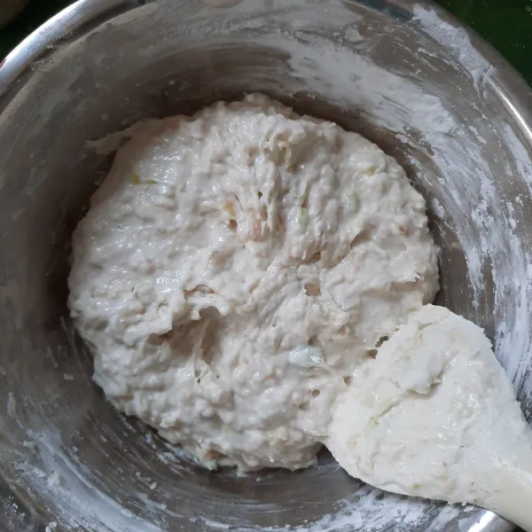 Tambahkan air panas aduk hingga rata.