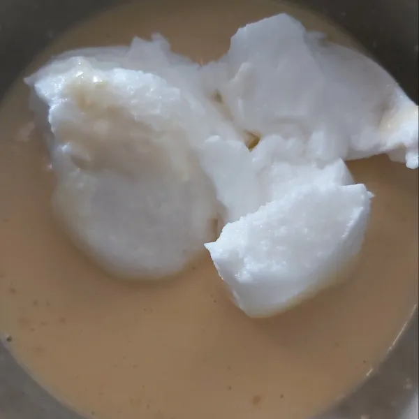 Ambil 1/3 kocokan putih telur masukkan di adonan kuning telur aduk perlahan sistim aduk balik.