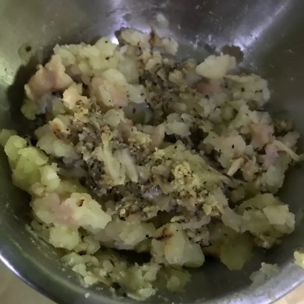 Rebus kentang hingga empuk, lalu haluskan dan campurkan dengan bawang putih dan merica yang telah dihaluskan.