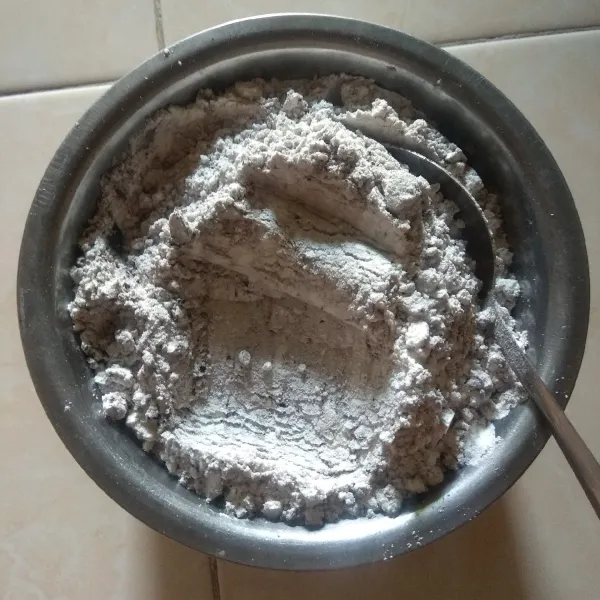 Campur tepung terigu, coklat bubuk, baking powder, dan garam. Aduk rata, ayak, lalu sisihkan
